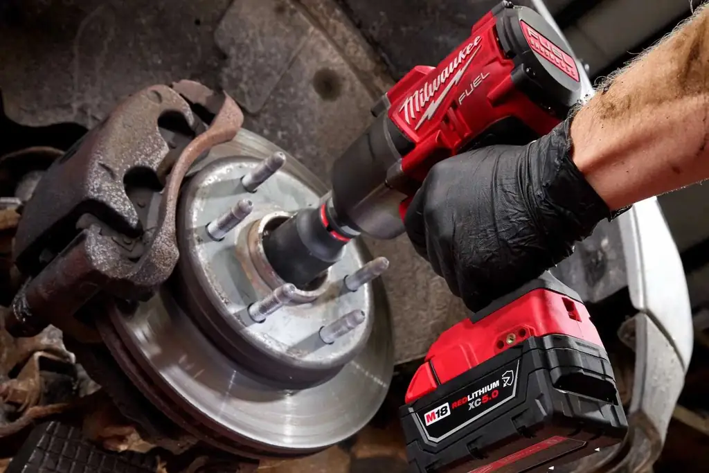 باتری Milwaukee M18 XC روی میز کار