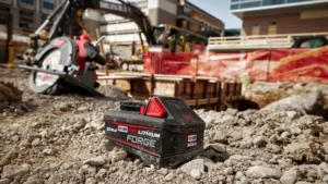 باتری Milwaukee FORGE XC6.0 در محیط کارگاهی