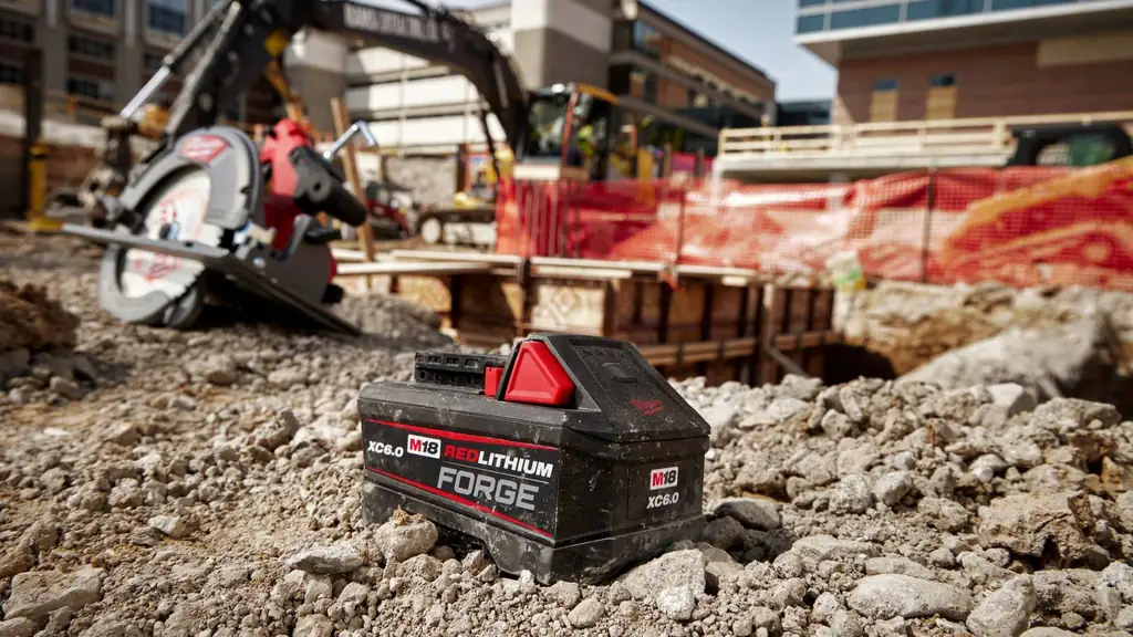 باتری Milwaukee FORGE XC6.0 در محیط کارگاهی