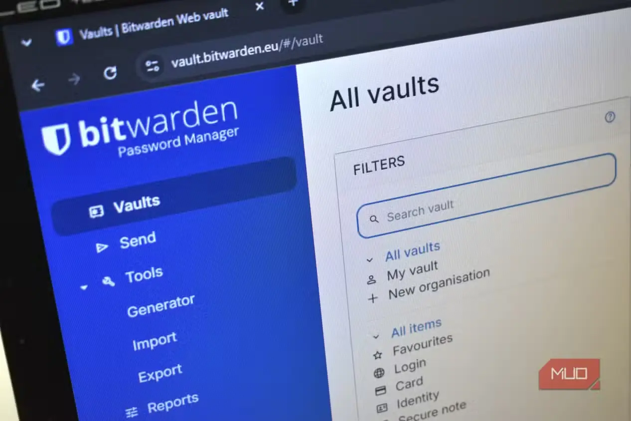 فهرست گاوصندوق گذرواژه Bitwarden روی صفحه رایانه