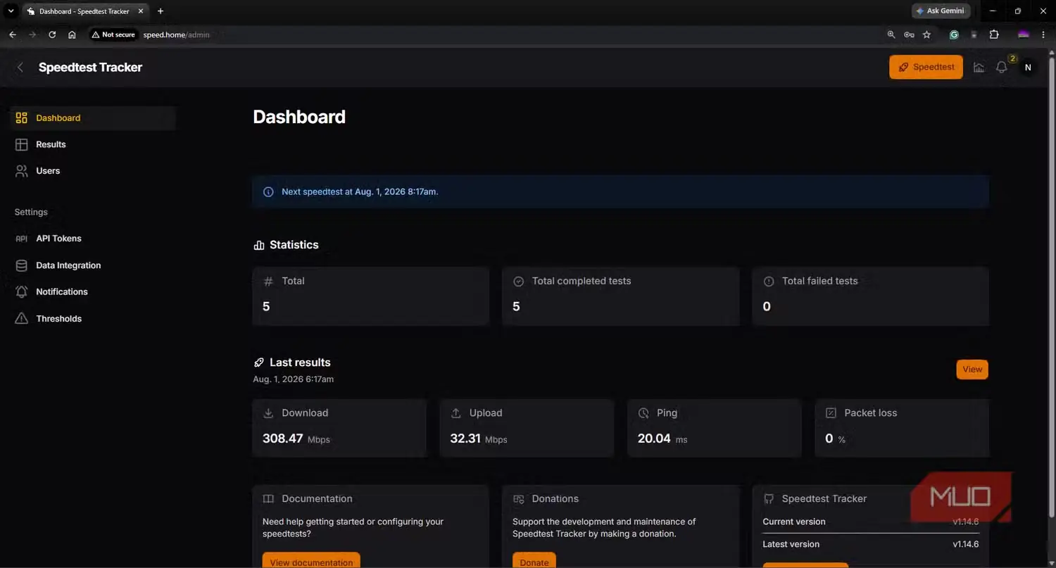 داشبورد Speedtest Tracker در حال نمایش آزمونهای گذشته و آزمونهای زمانبندیشده