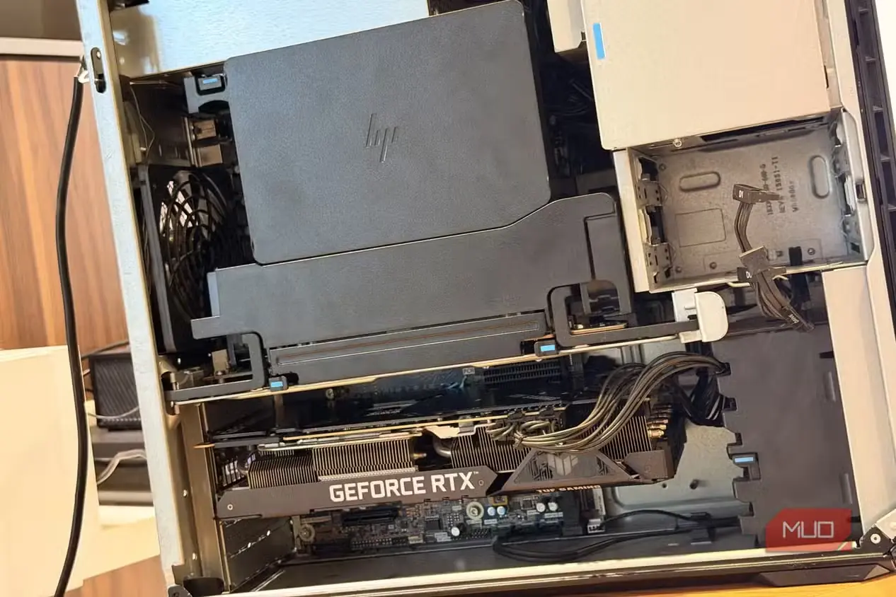 نمای داخلی کیس HP Z6 G4 که قفسه درایو و کارت گرافیک RTX 3090 را نشان میدهد