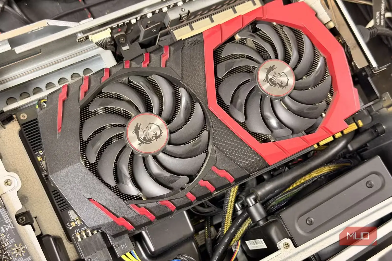 نمای نزدیک دو فن روی کارت گرافیک MSI GeForce GTX 1080 نصب شده در کیس