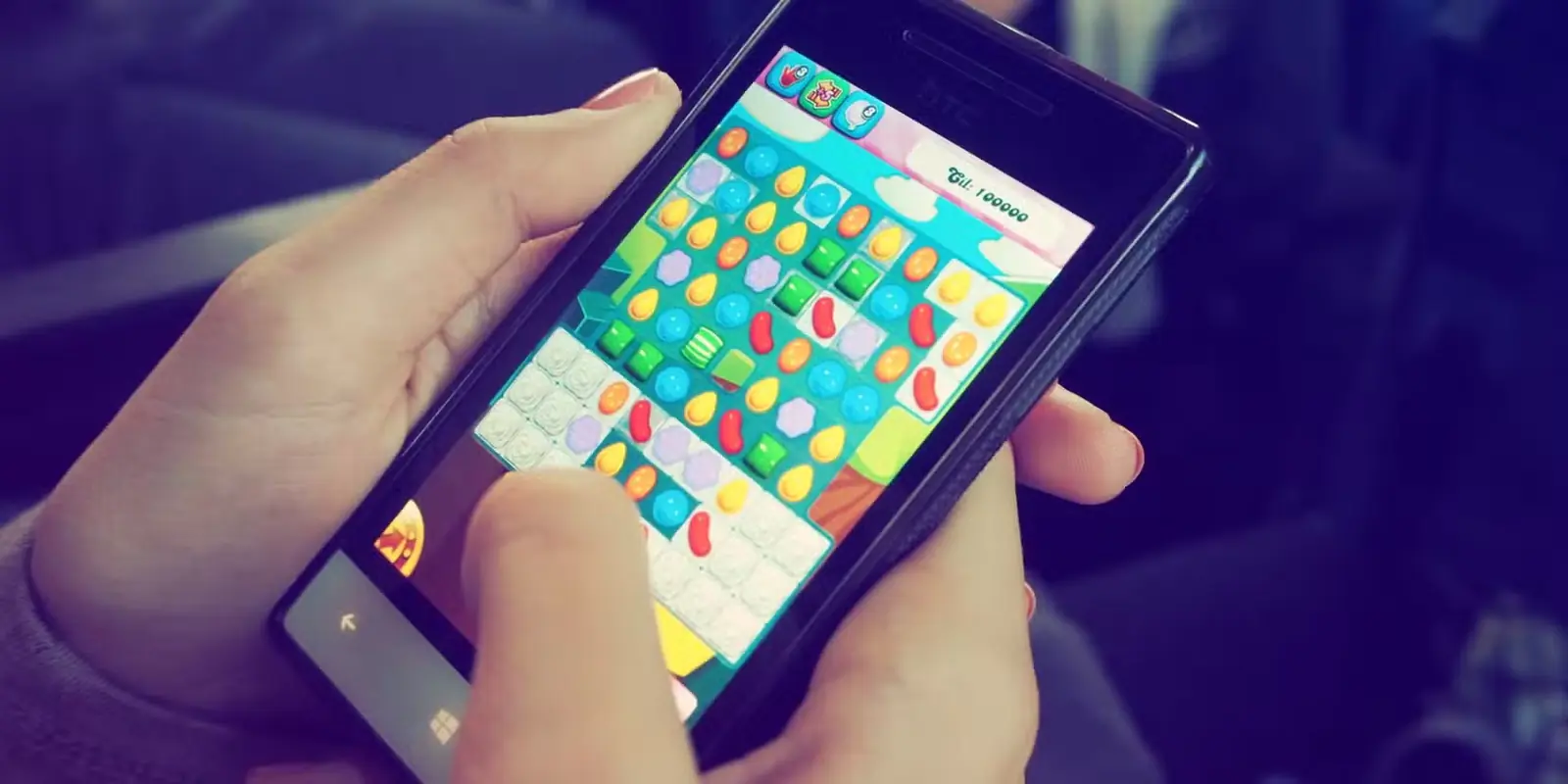 شخصی که بر روی تلفن نوکیا در حال بازی Candy Crush است