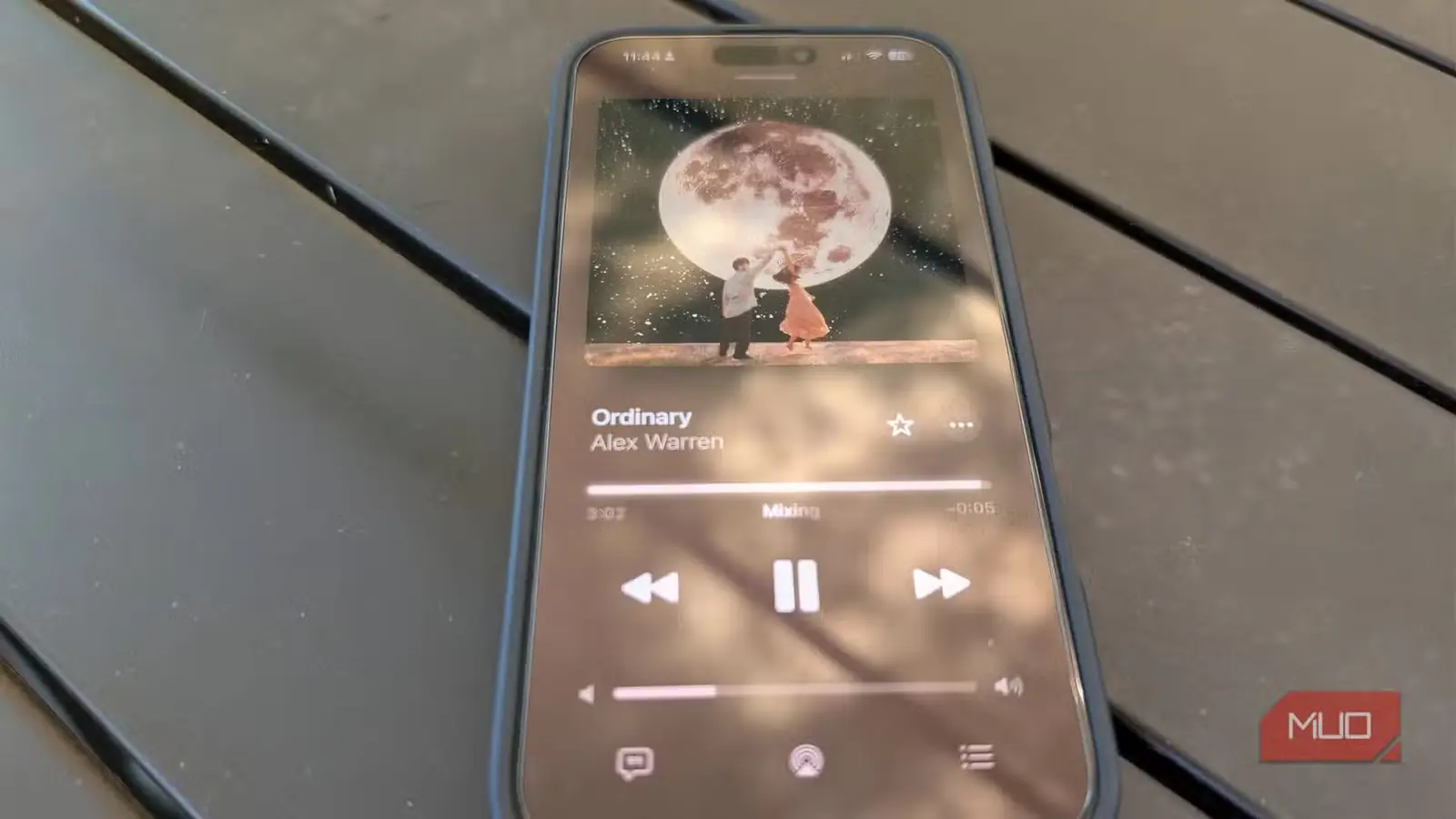 آیفون روی میز که قابلیت AutoMix در Apple Music را نشان میدهد