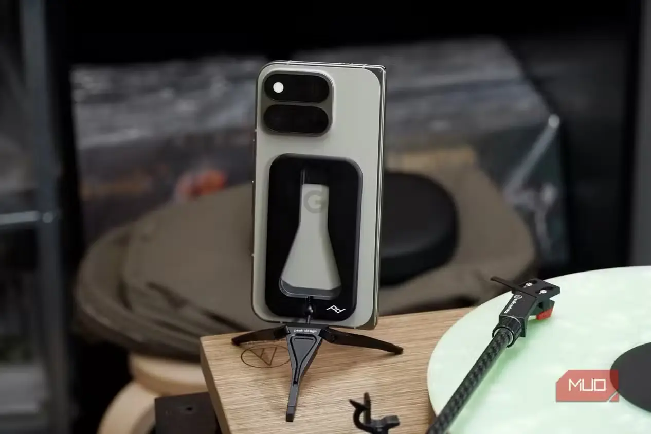 سهپایه موبایل Peak Design روی پیکسل ۱۱ پرو فولد مجهز به Qi2