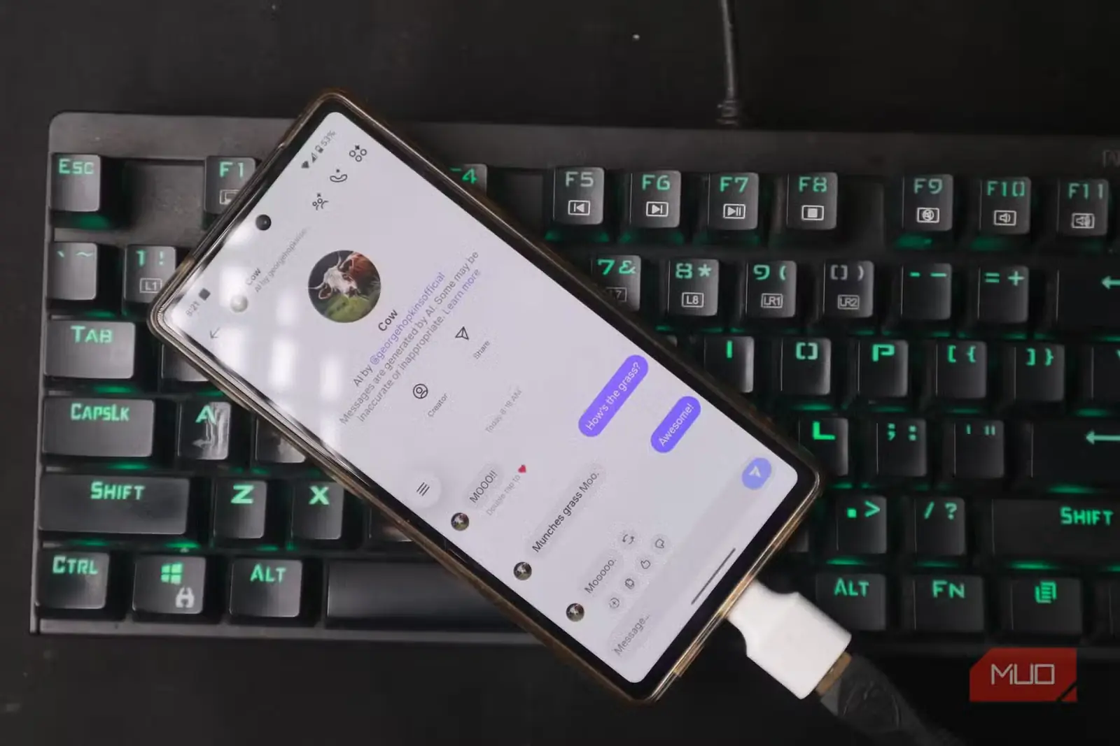 گوشی هوشمند وصل به کیبورد با USB‑C