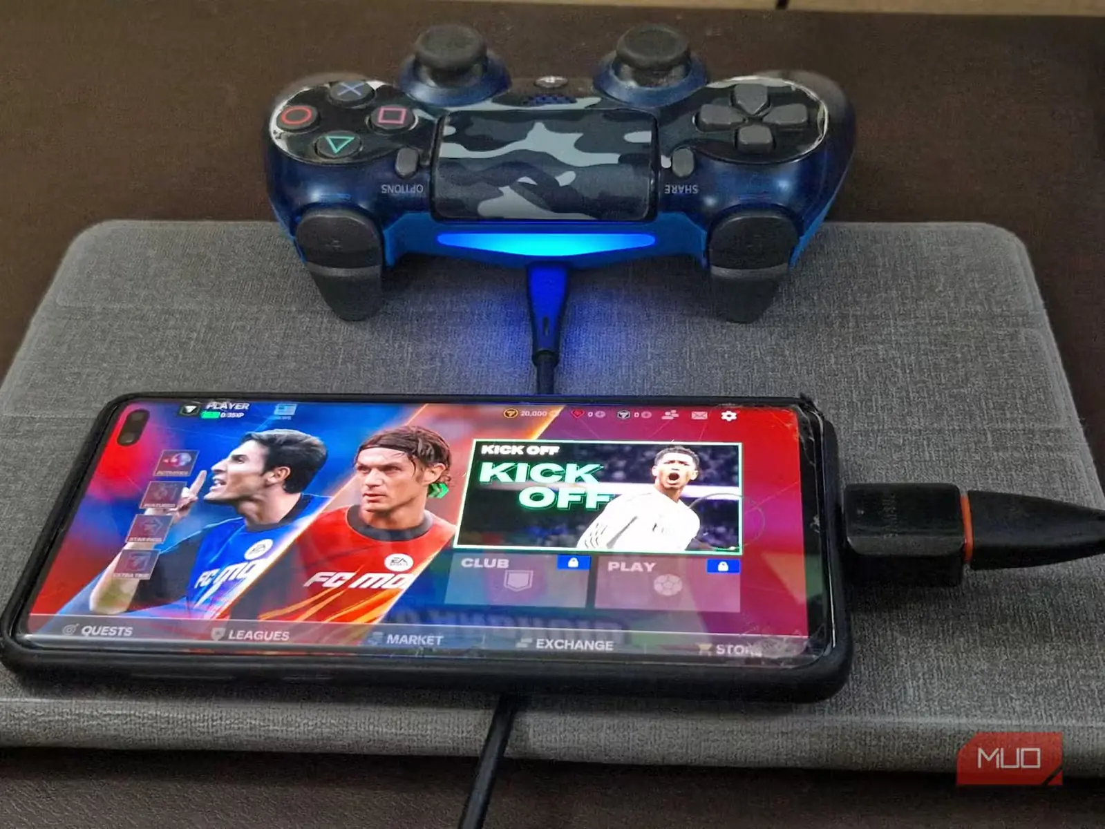 دستگاه کنترلر PS4 متصل به گوشی هوشمند از طریق آداپتور OTG و کابل USB