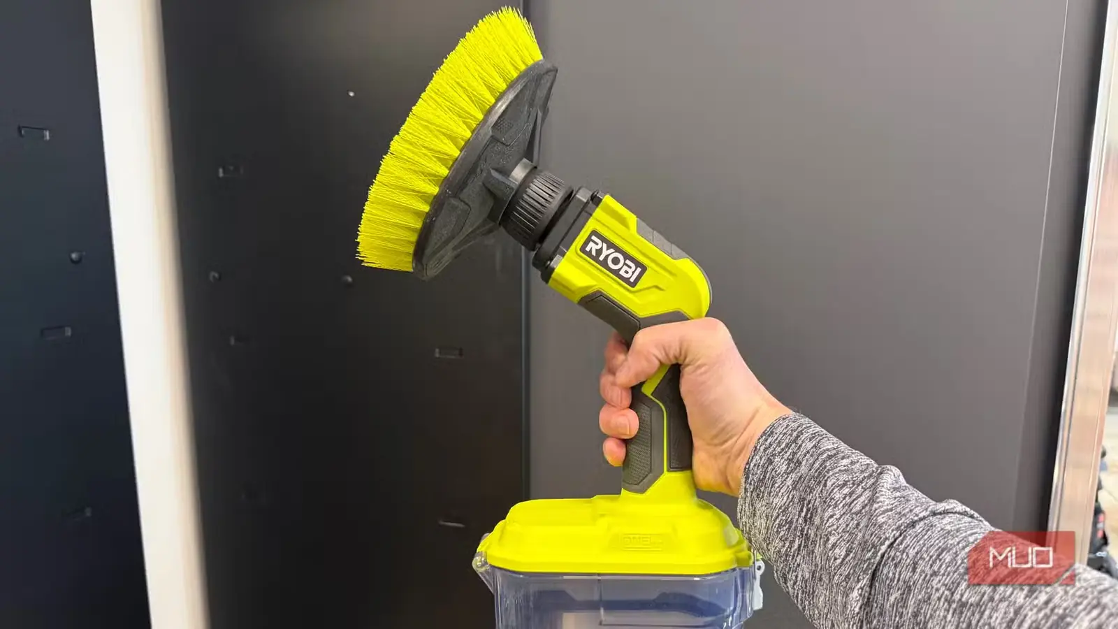 برس برقی Ryobi در دست