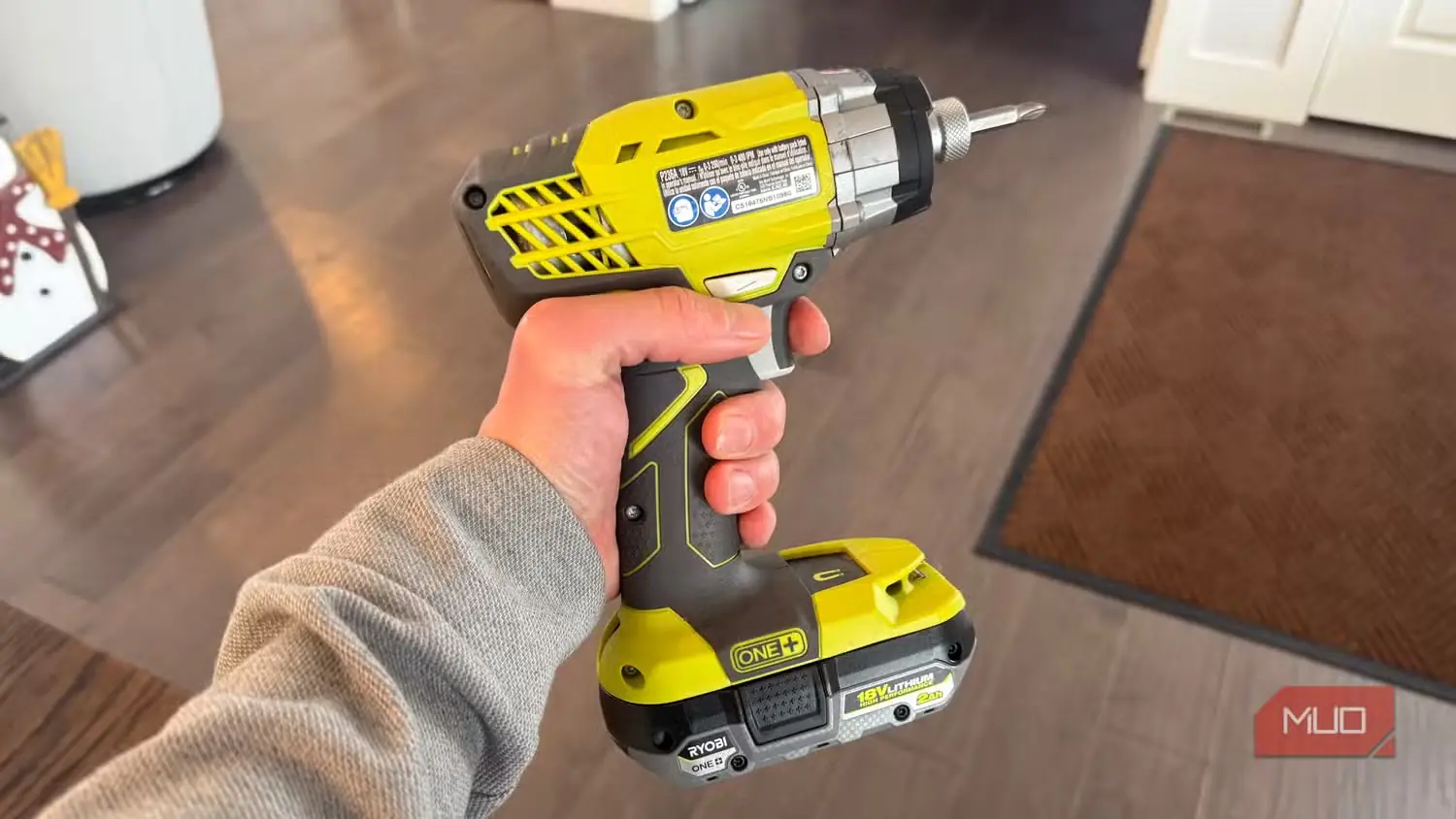 دریل ضربهای Ryobi با انگشت روی ماشه