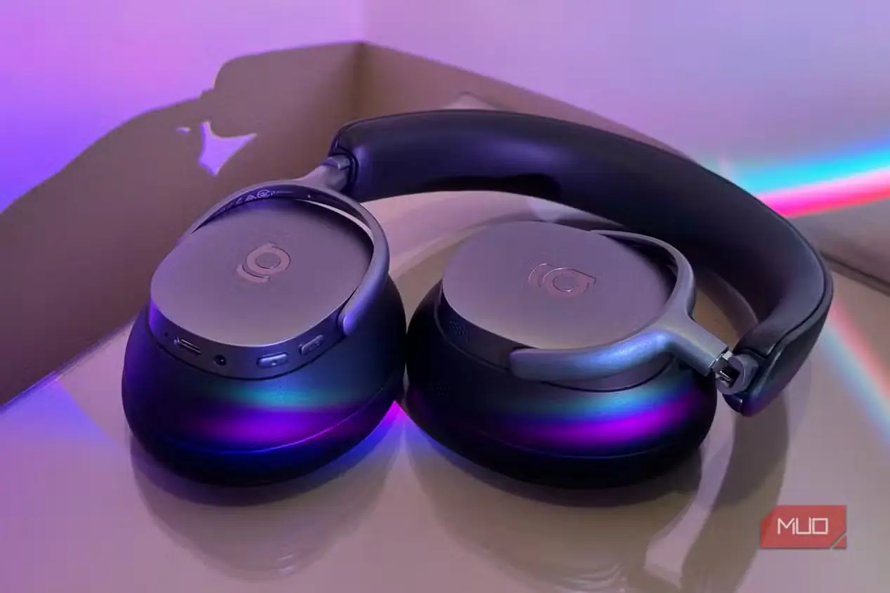 هدفون روی محفظه، هدبند قابل مشاهده، پورت USB-C و دکمه‌ها روی گوشی چپ