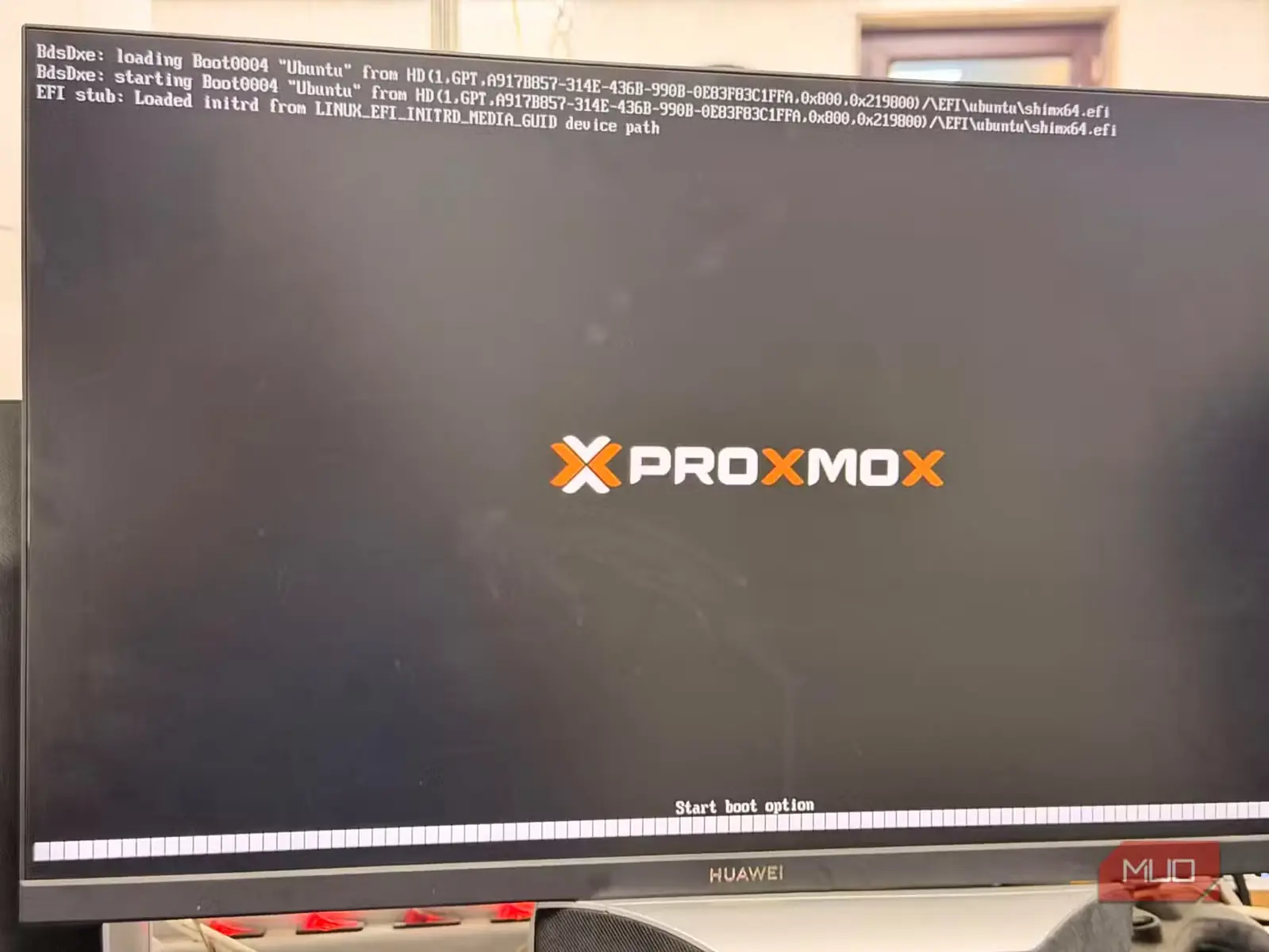 سرور Proxmox در حال راه‌اندازی روی نمایشگر