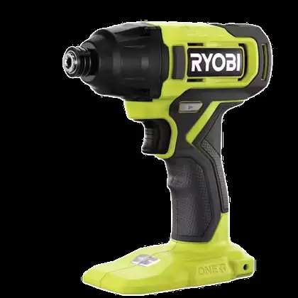 مته Ryobi در حال سوراخ کردن پایلوت در دیوار