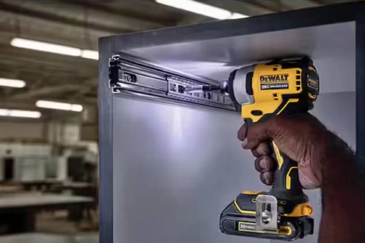 کیت درایور ایمپکت برسلس فشرده Atomic ۲۰V Max لیتیم-یون با باتری ۲.۰Ah و شارژر در حال پیچ کردن براکت