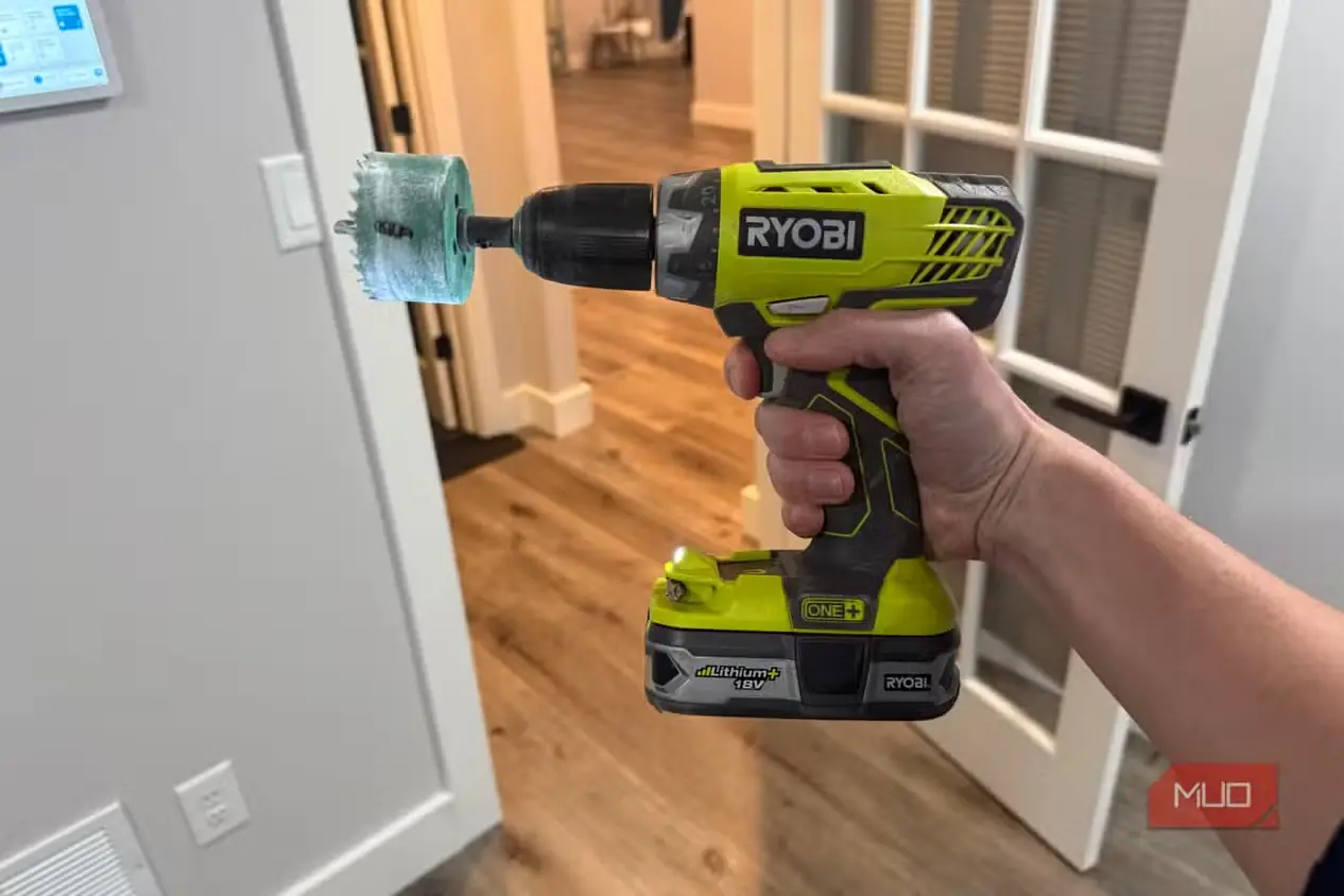 مته Ryobi در دست-۱