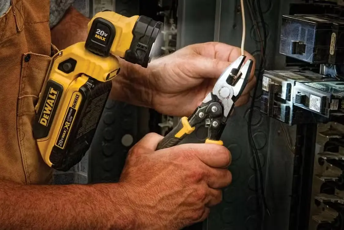 چراغ Dewalt DCL044 آویزان در حین فشردگی سیم بازسازی