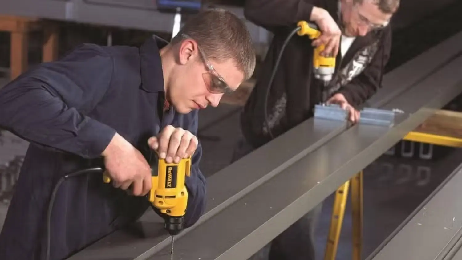 مردانی در حال استفاده از متههای برقی DEWALT