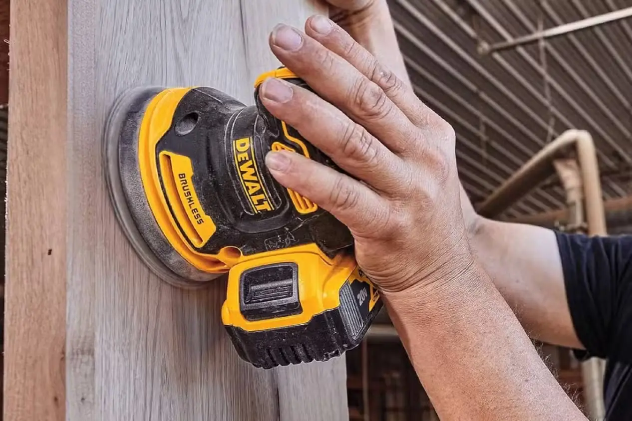 سمباده مداری DEWALT ۲۰V MAX روی تخته عمودی