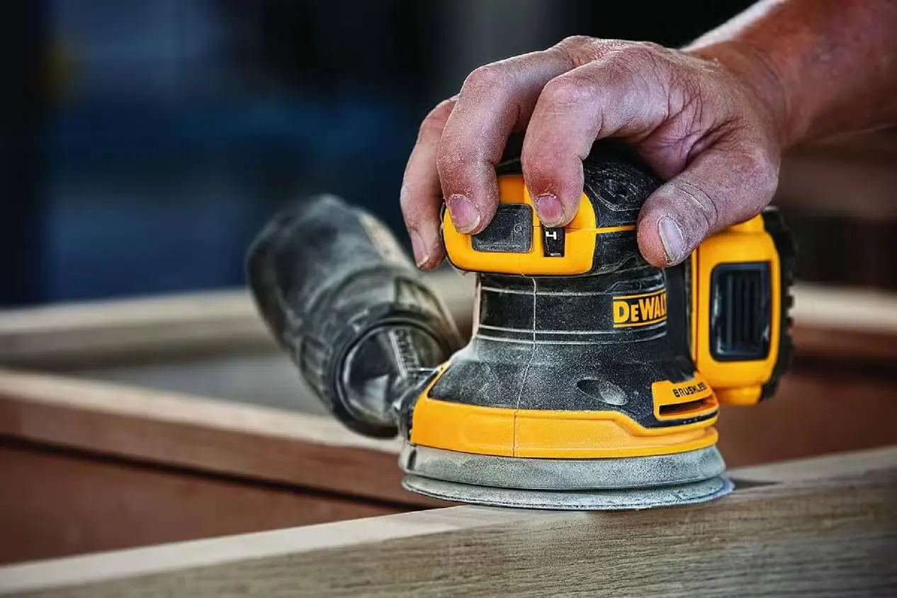 سمباده مداری DEWALT ۲۰V MAX روی تخته نازک