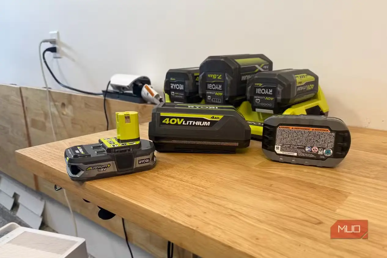 انواع باتریهای Ryobi ۱۸V و ۴۰V روی میز