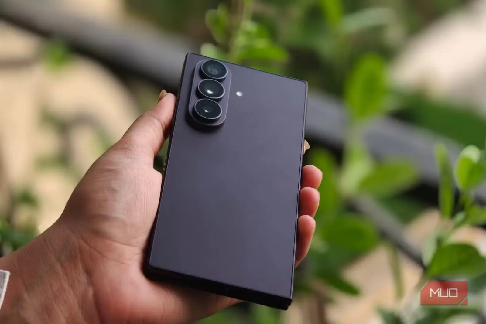 پنل پشتی Samsung Galaxy Z Fold 8 Ultra در دست شخص