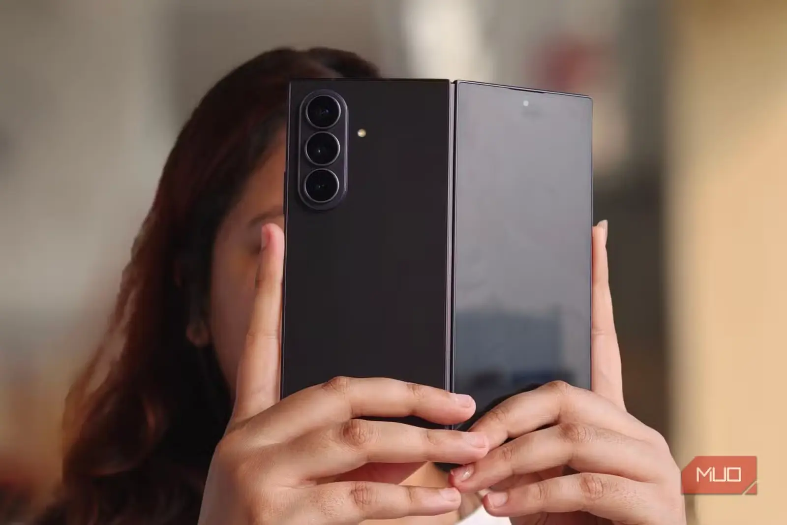 Samsung Galaxy Z Fold 8 Ultra بازشده در دست شخص