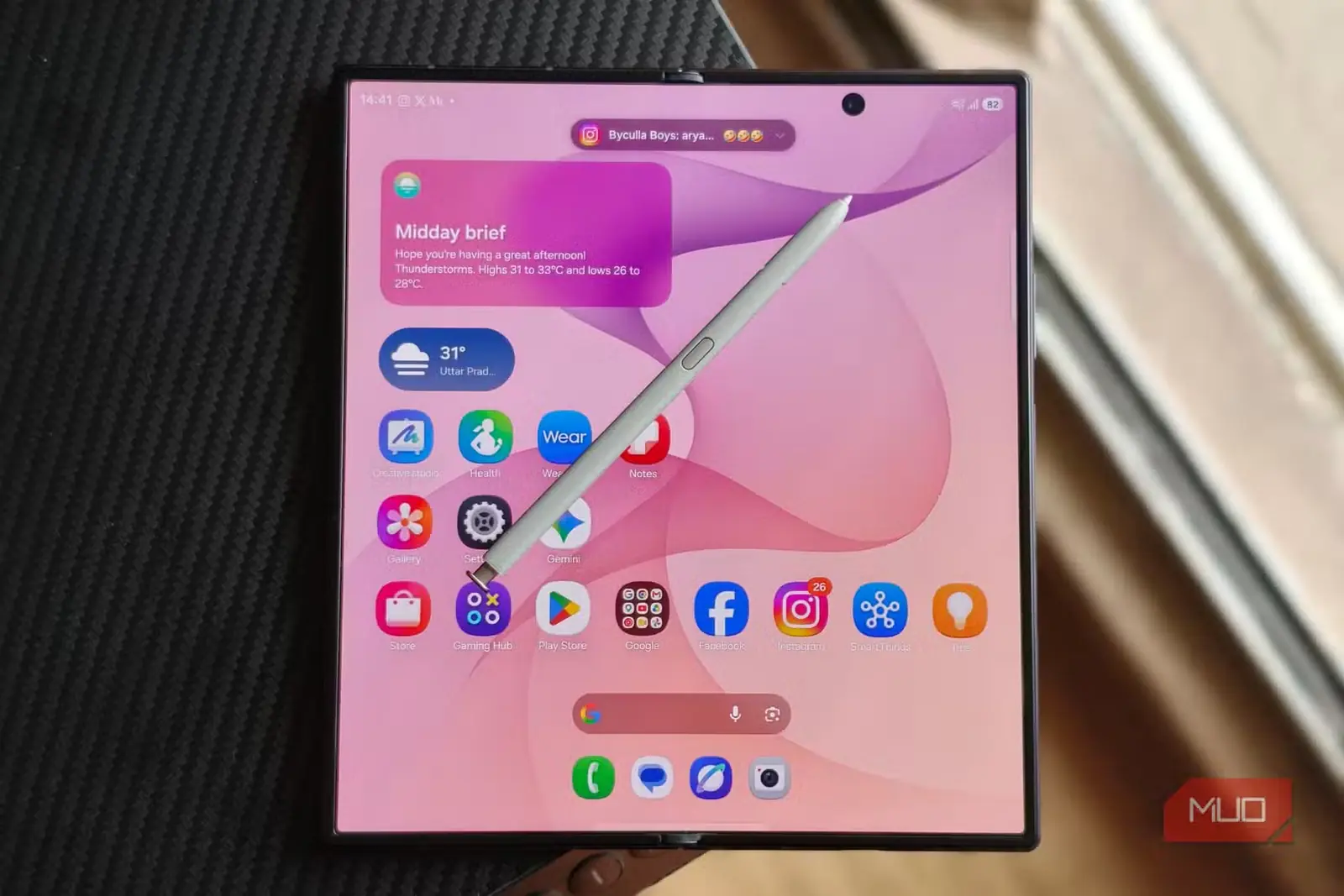 Samsung Galaxy Z Fold 8 Ultra با S Pen روی آن