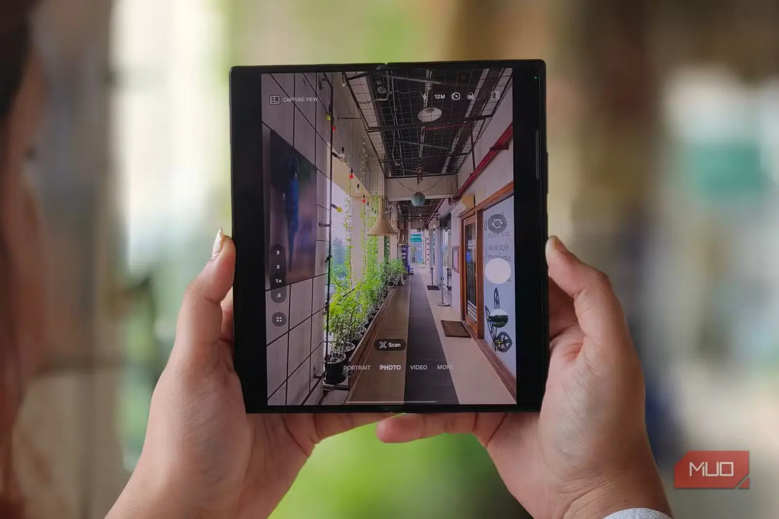 شخصی در حال عکس گرفتن با Samsung Galaxy Z Fold 8 Ultra