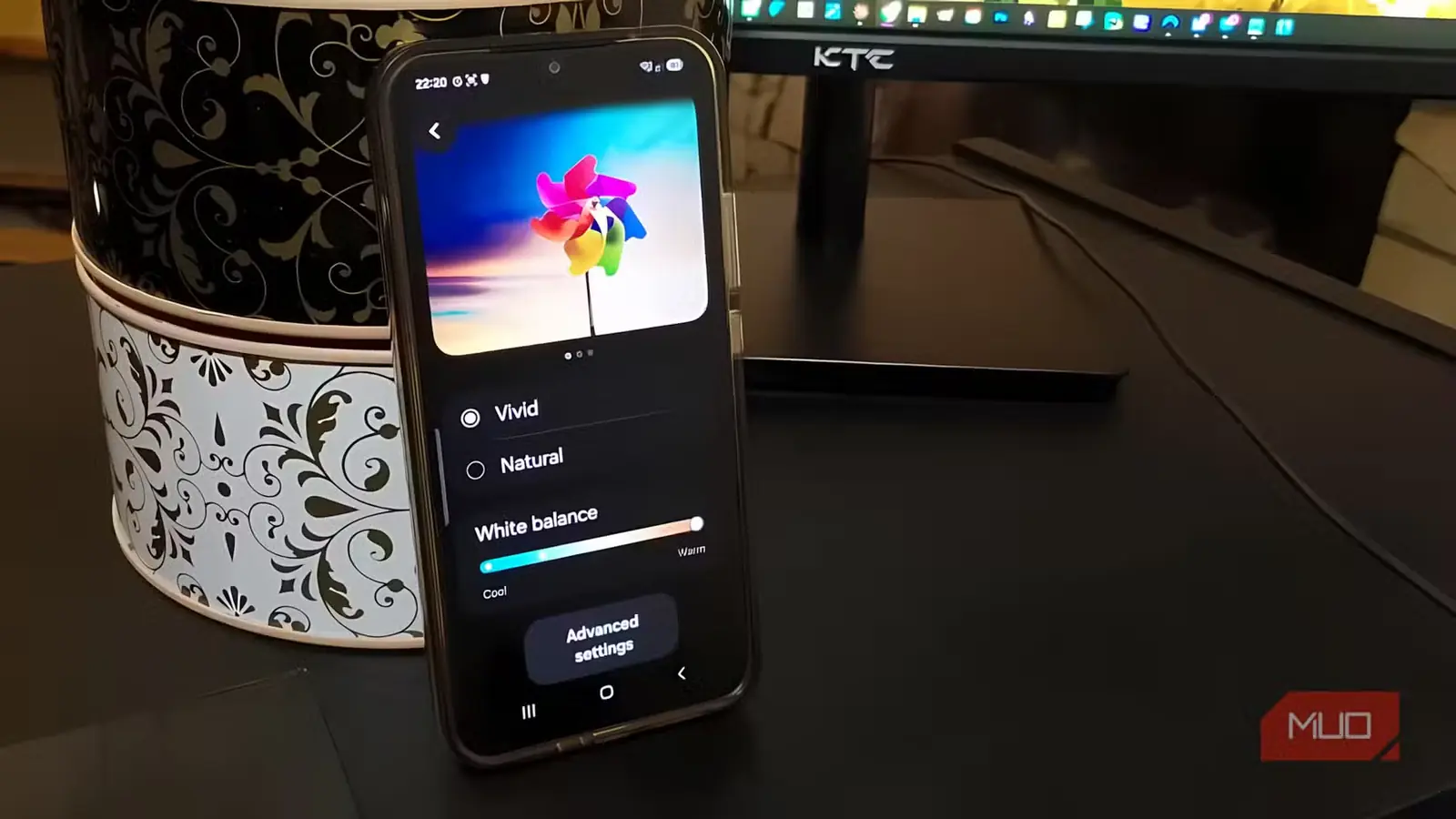 گوشی Galaxy A34 با گزینه ویوید انتخابشده و نوار لغزان سفیدی تعادل صفحه نمایش