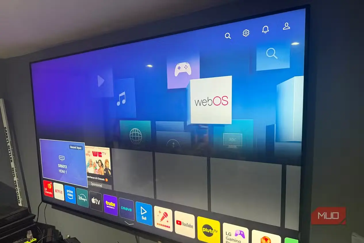 نمای جانبی تلویزیون LG که صفحهٔ اصلی webOS را نشان میدهد