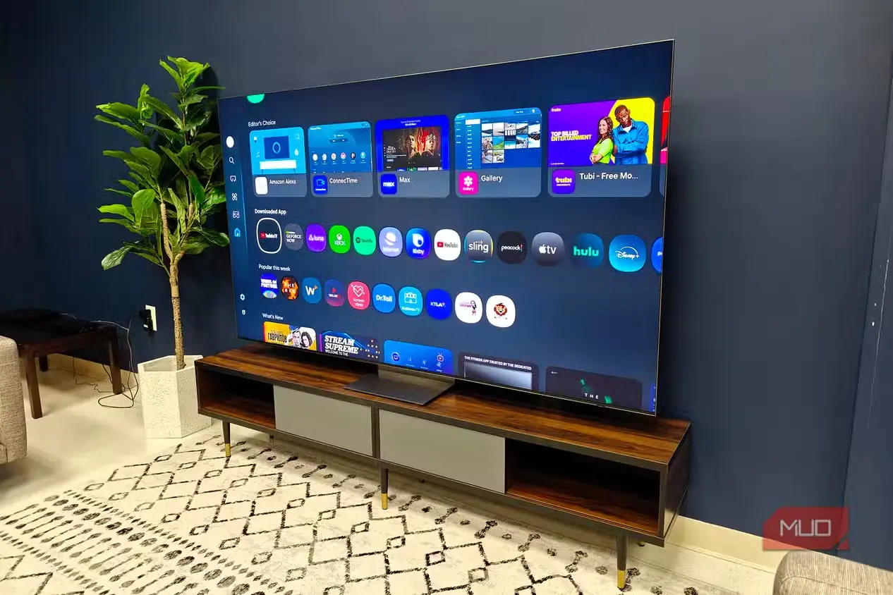تلویزیون Samsung QLED در اتاق که منویی را نشان میدهد