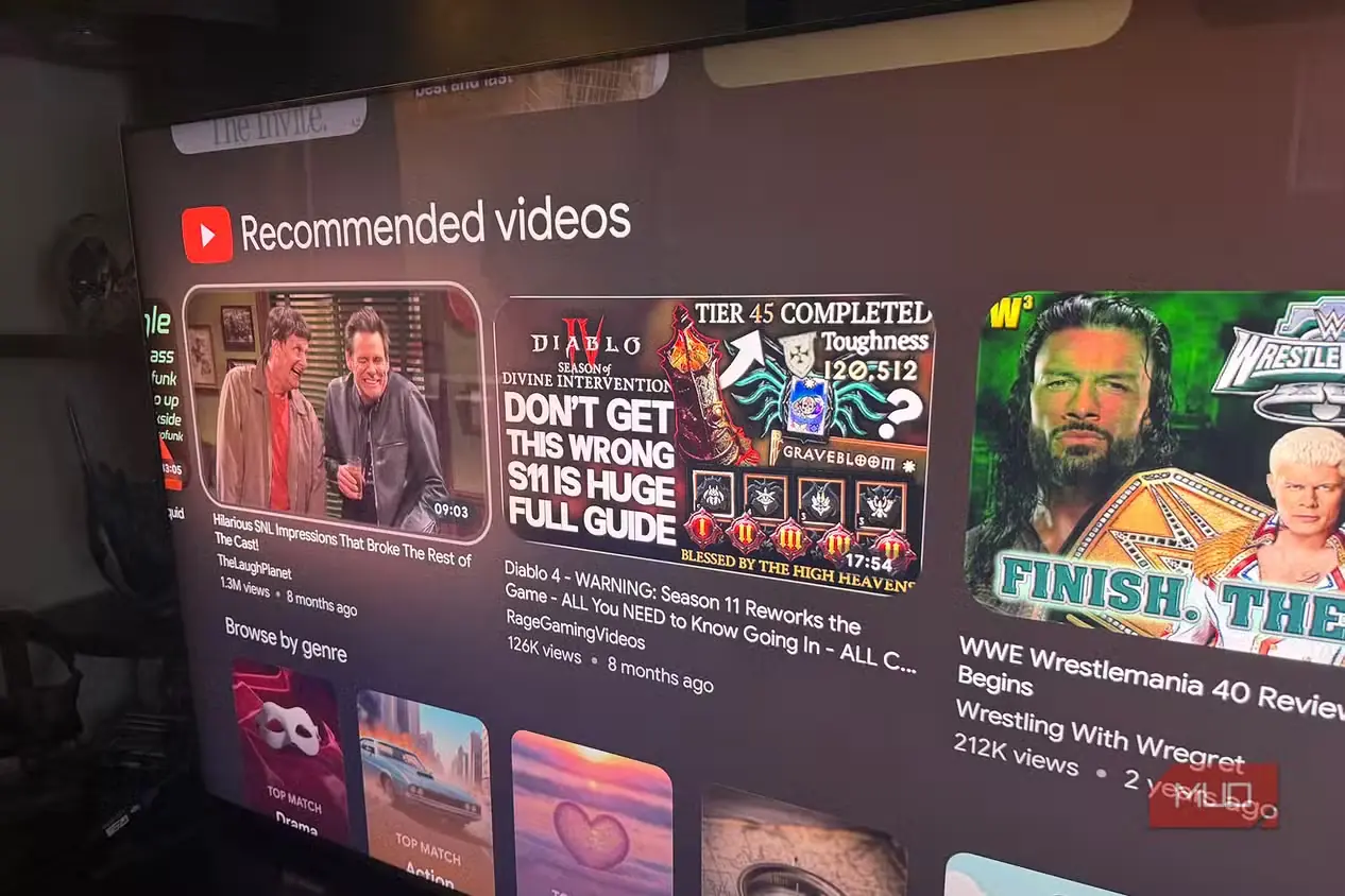 نمای جانبی تلویزیون Sony Bravia 9 miniLED که ویدئوهای پیشنهادی را نمایش میدهد