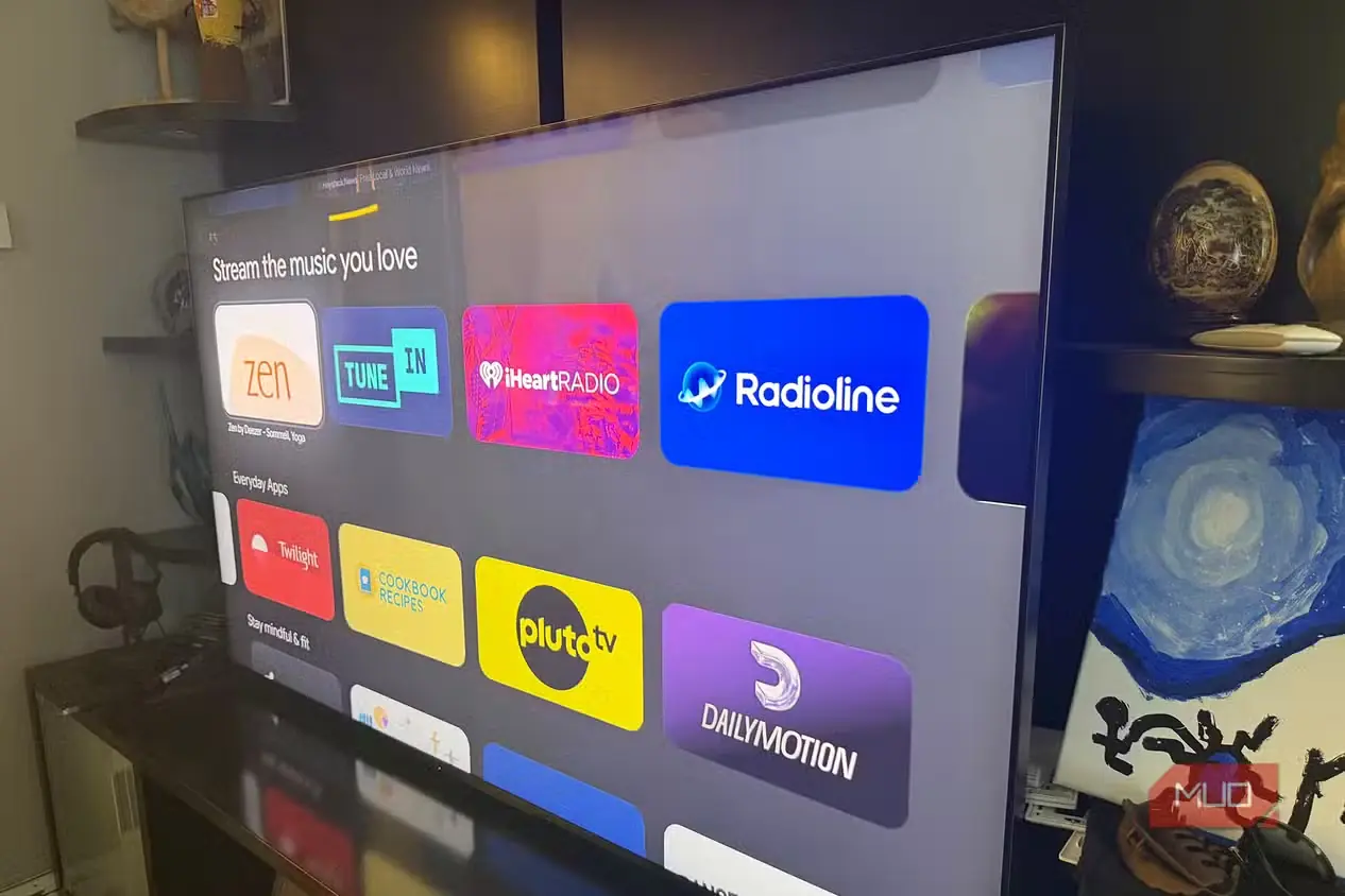 نمای جانبی تلویزیون Sony Bravia 9 miniLED که برنامهها را نشان میدهد
