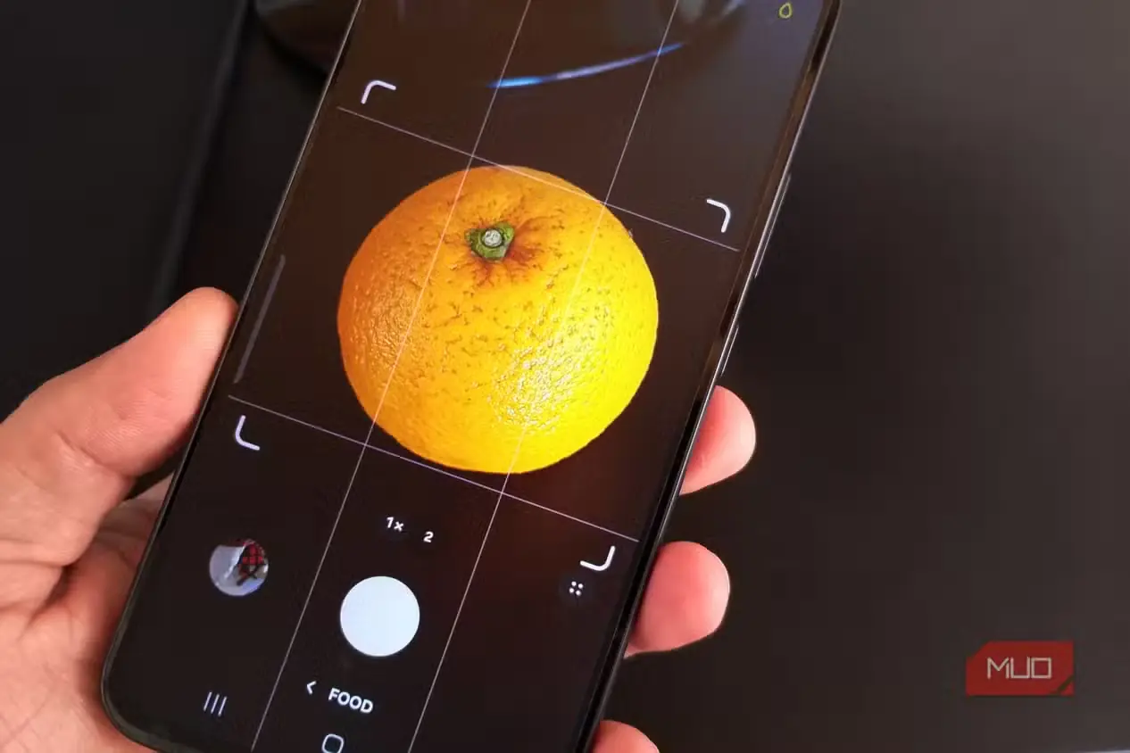 گوشی Galaxy با حالت غذافرا هنگام عکاسی از پرتقال داخل ناحیه فوکوس قابل تنظیم