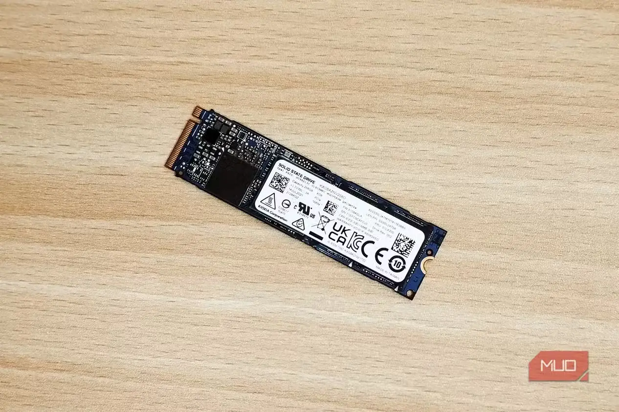 یک SSD M.2 NVMe روی میز