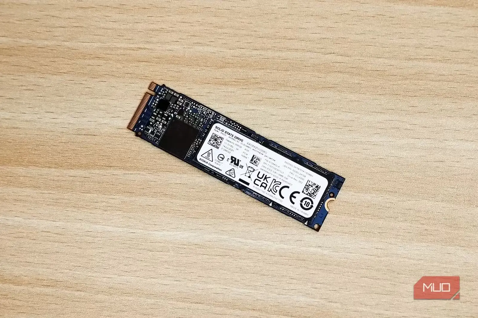 یک SSD نوع M.2 NVMe روی میز