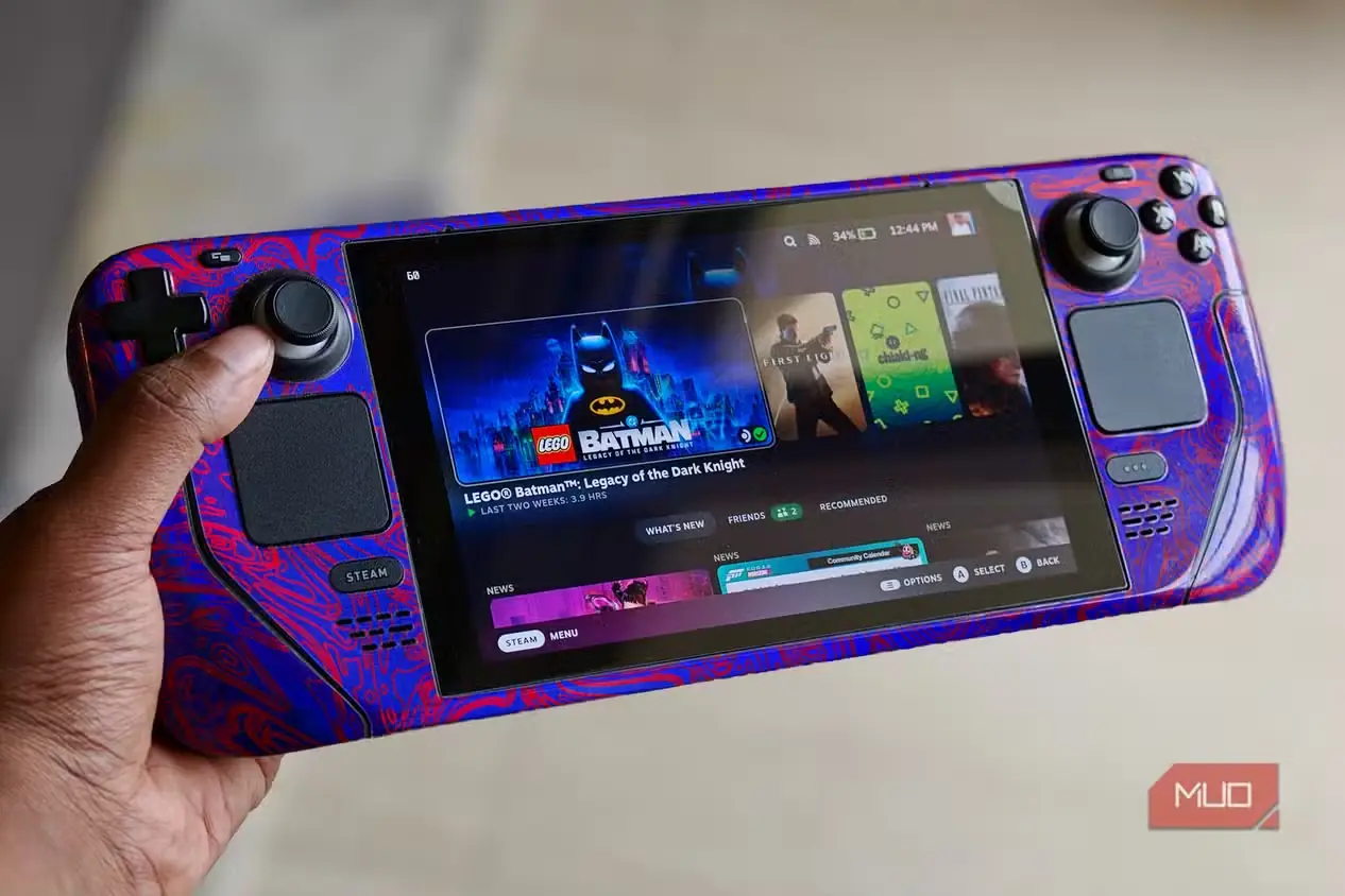 دستی که کنسول Steam Deck را نگه داشته و بازی LEGO Batman را در Steam نشان میدهد