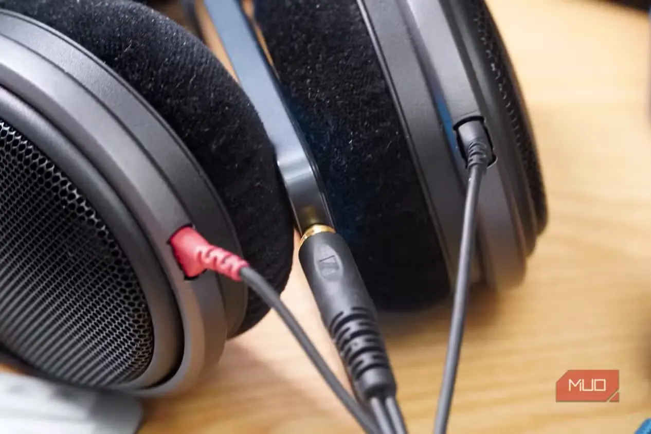 یک جفت هدفون رویساختی Sennheiser متصل به TCL 60 XE NXTPAPER