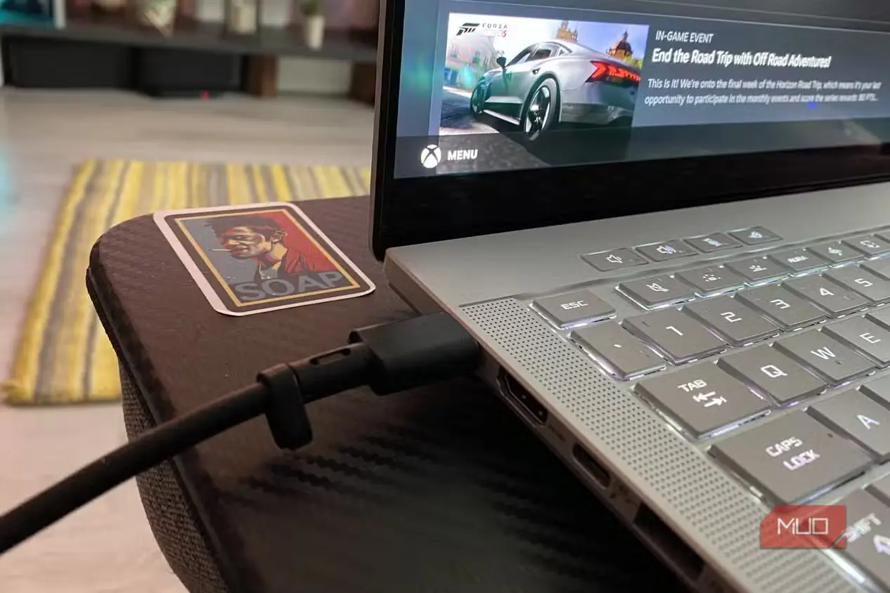 کابل USB-C متصل به لپتاپ گیمینگ
