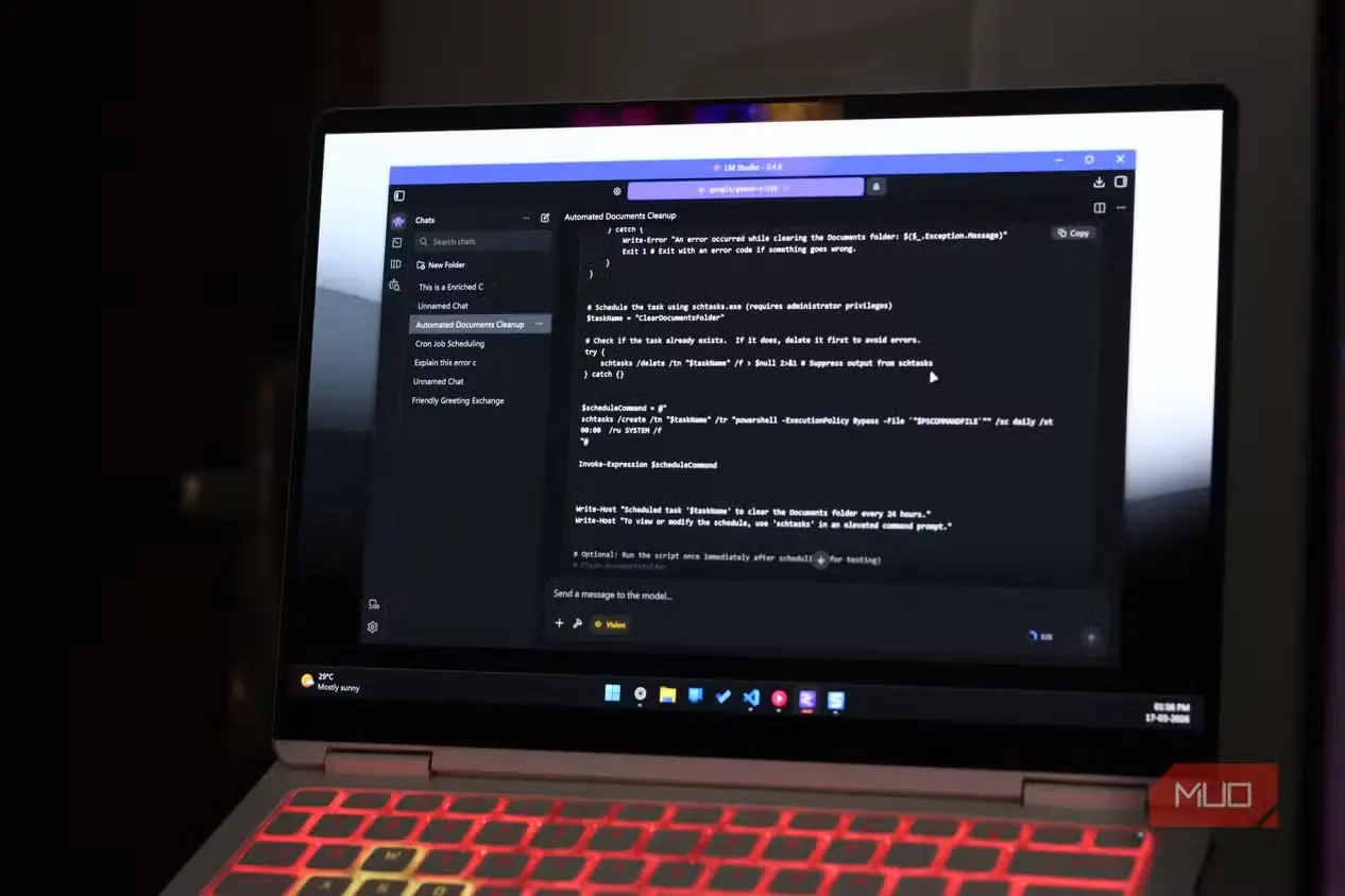 اجرای LM Studio با پنجره گفتوگو روی لپتاپ ویندوز ۱۱