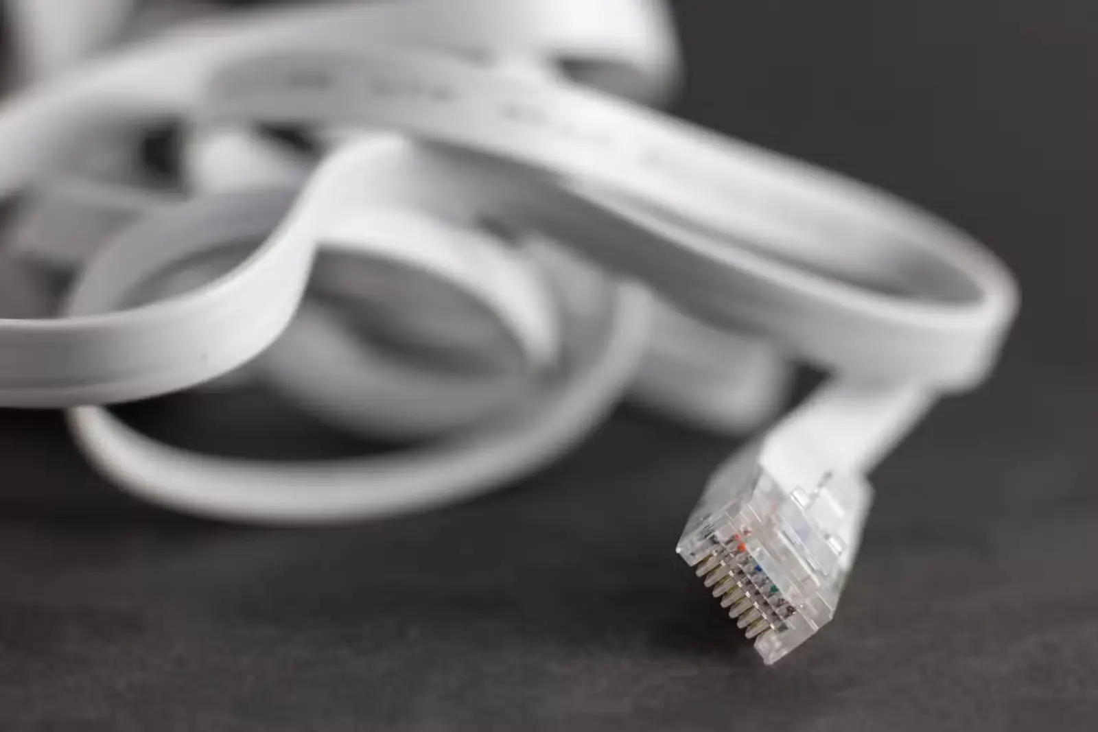 کابل مسطح اترنت روی میز پهن شده