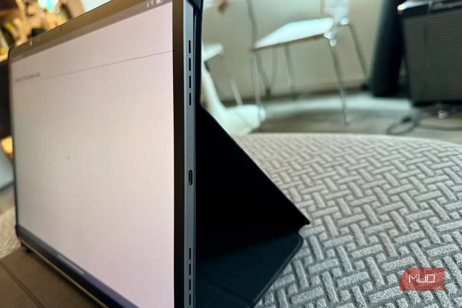 تبلت درون کیف و روی پایه، با درگاه USB‑C