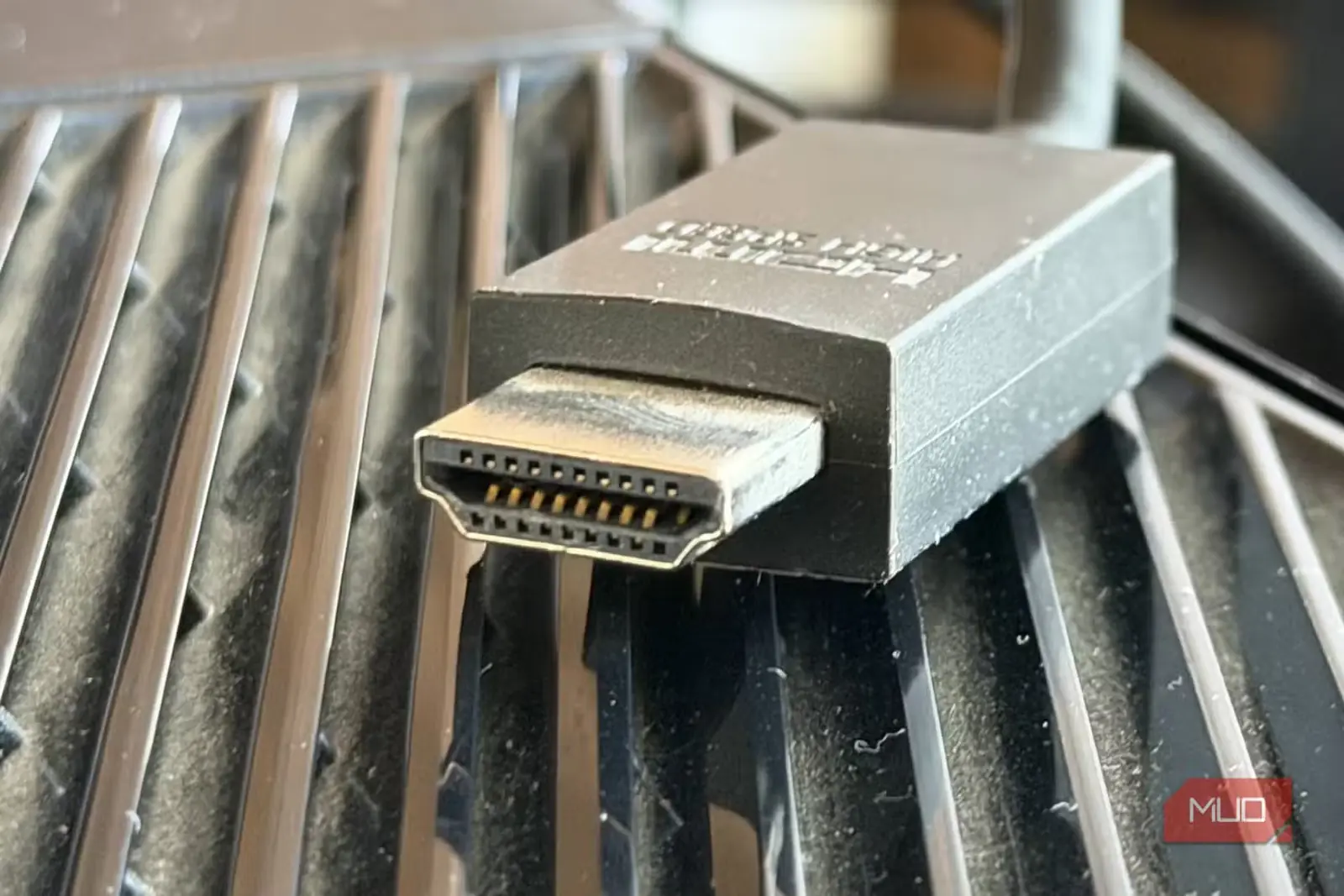 بزرگی و حجیم بودن کابل HDMI و اتصالگر آن