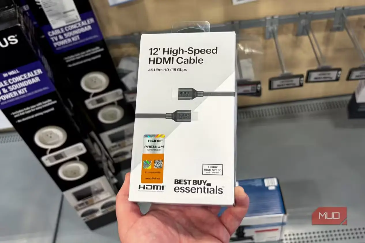 کابل HDMI پرباند همراه با نشان تأییدیه متصلشده