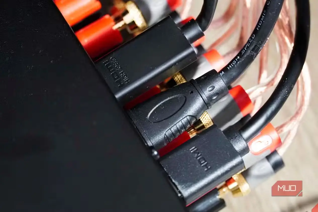 پورتهای HDMI وصلشده به یک گیرنده AV