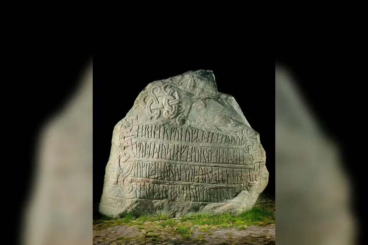 سنگ بزرگتر یلینگ، اعلامیه هرالد را نشان میدهد که دانمارک و نروژ را فتح کرد و دانمارکیها را مسیحی ساخت