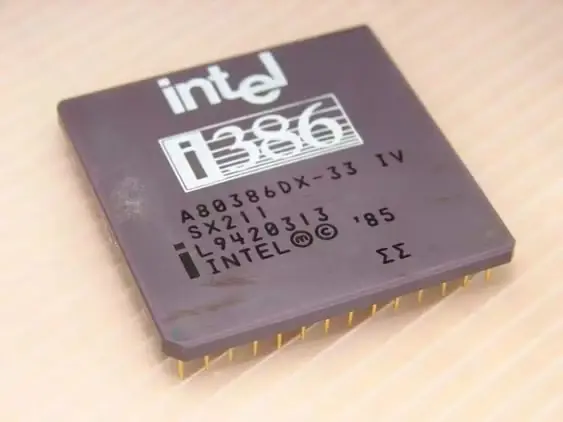نمای نزدیک از ریزپردازندهٔ قدیمی اینتل i386