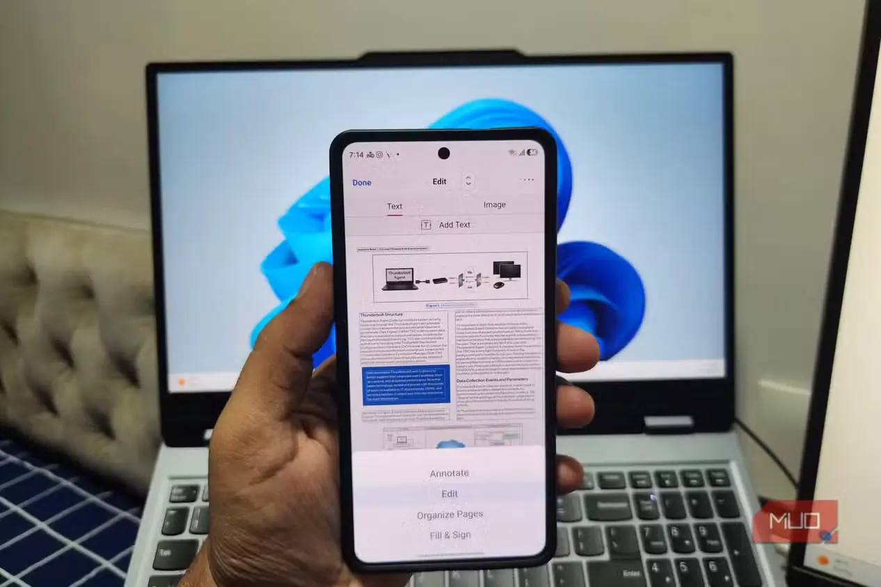 گوشی اندروید در دست نمایشدهنده اپلیکیشن PDFgear