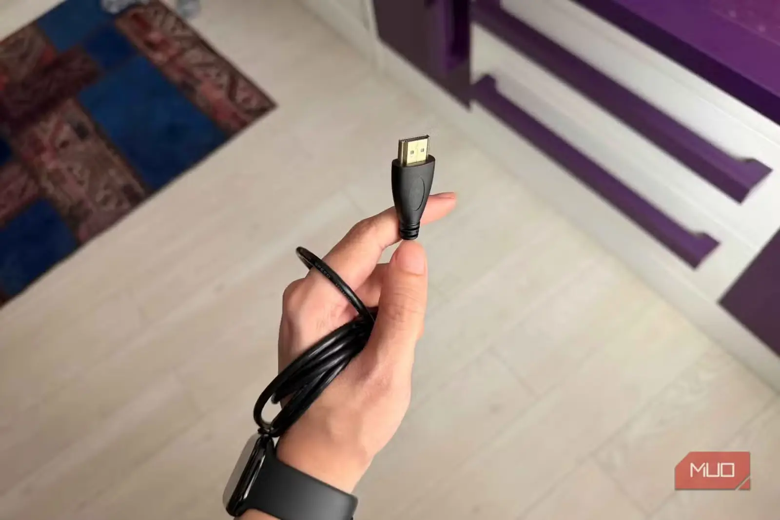 دست در حال نگه داشتن کابل HDMI