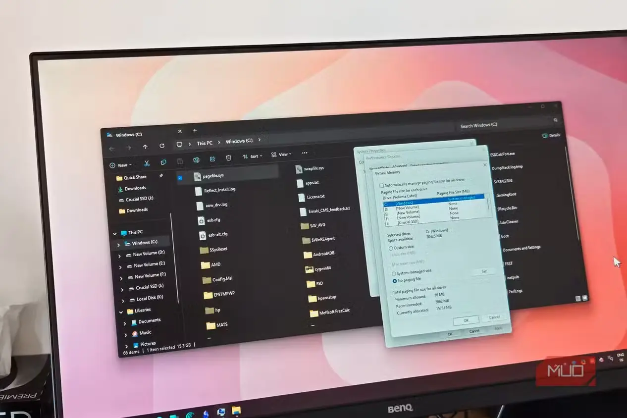پنجره File Explorer ویندوز و کادر تنظیمات پیشرفتهٔ سیستم باز شده روی مانیتور BENQ